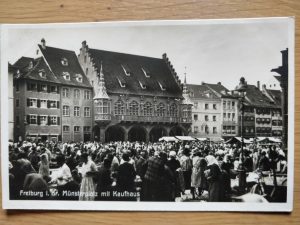 Postcard Freiburg Munsterplatz mit Kaufhaus