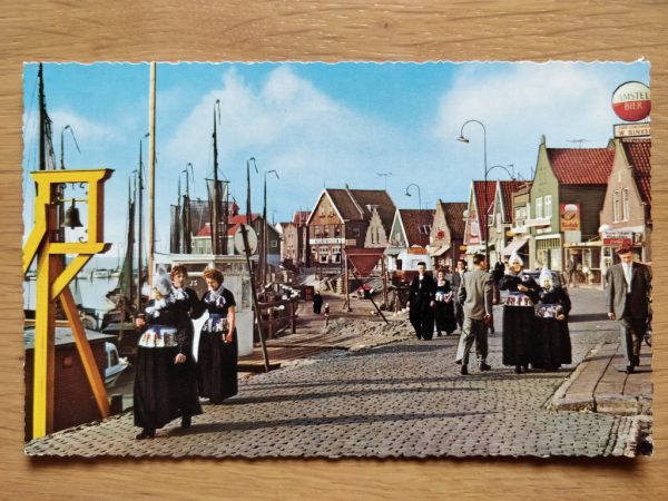 Postcard Volendam Dijk met Klederdracht