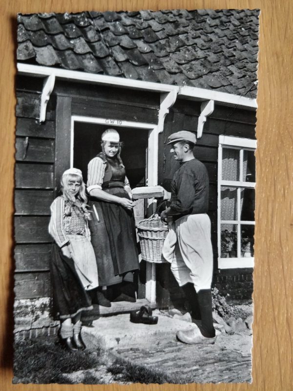 Postcard Klederdracht Holland Marken