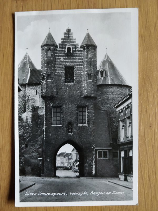 Postcard Bergen op Zoom Lieve Vrouwenpoort