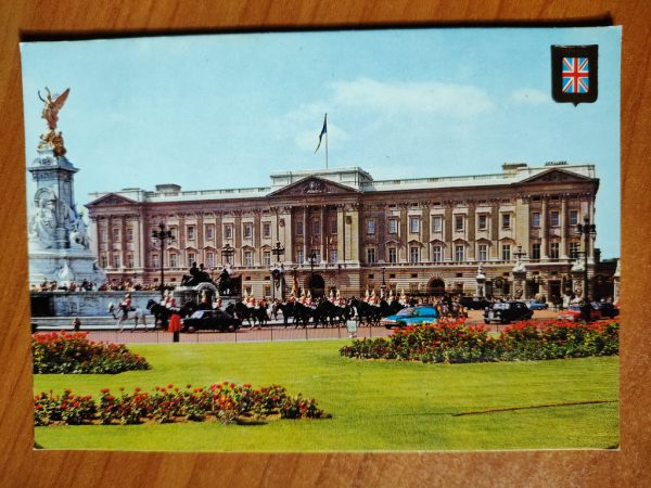 Postcard London Buckingham Palace with Memorial