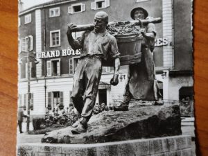 Postcard Macon Statue des Vendangeurs